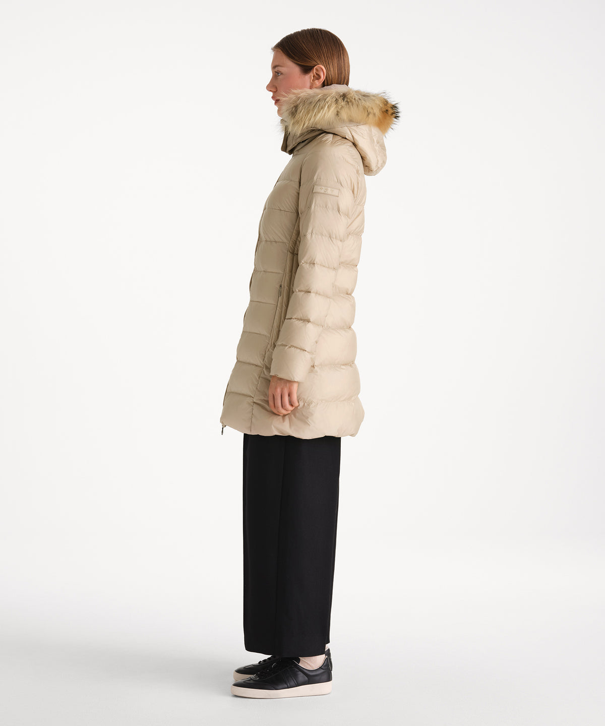 モデル身長175cm、着用サイズ2、着用カラーL.BEIGE