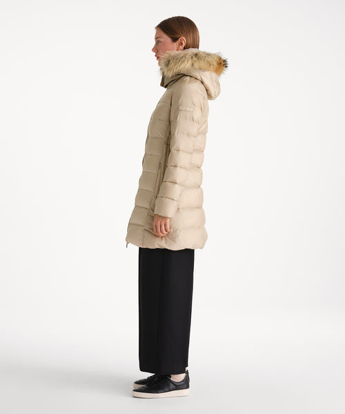 モデル身長175cm、着用サイズ2、着用カラーL.BEIGE
