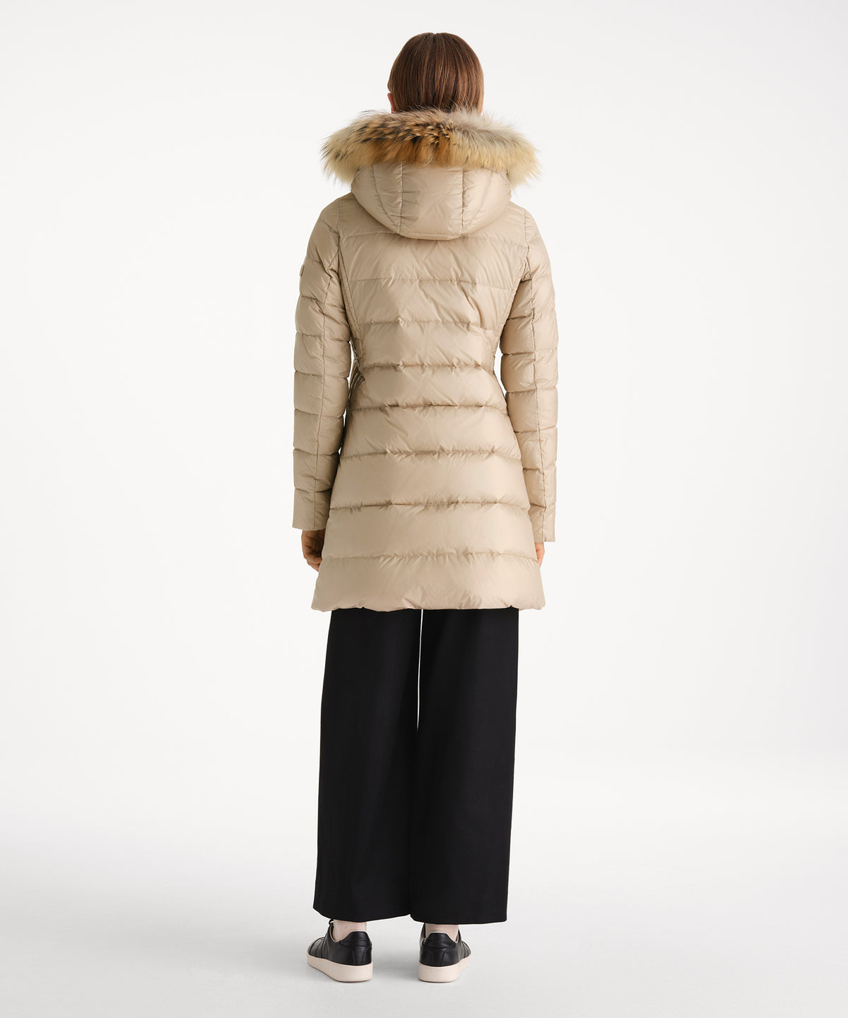 モデル身長175cm、着用サイズ2、着用カラーL.BEIGE