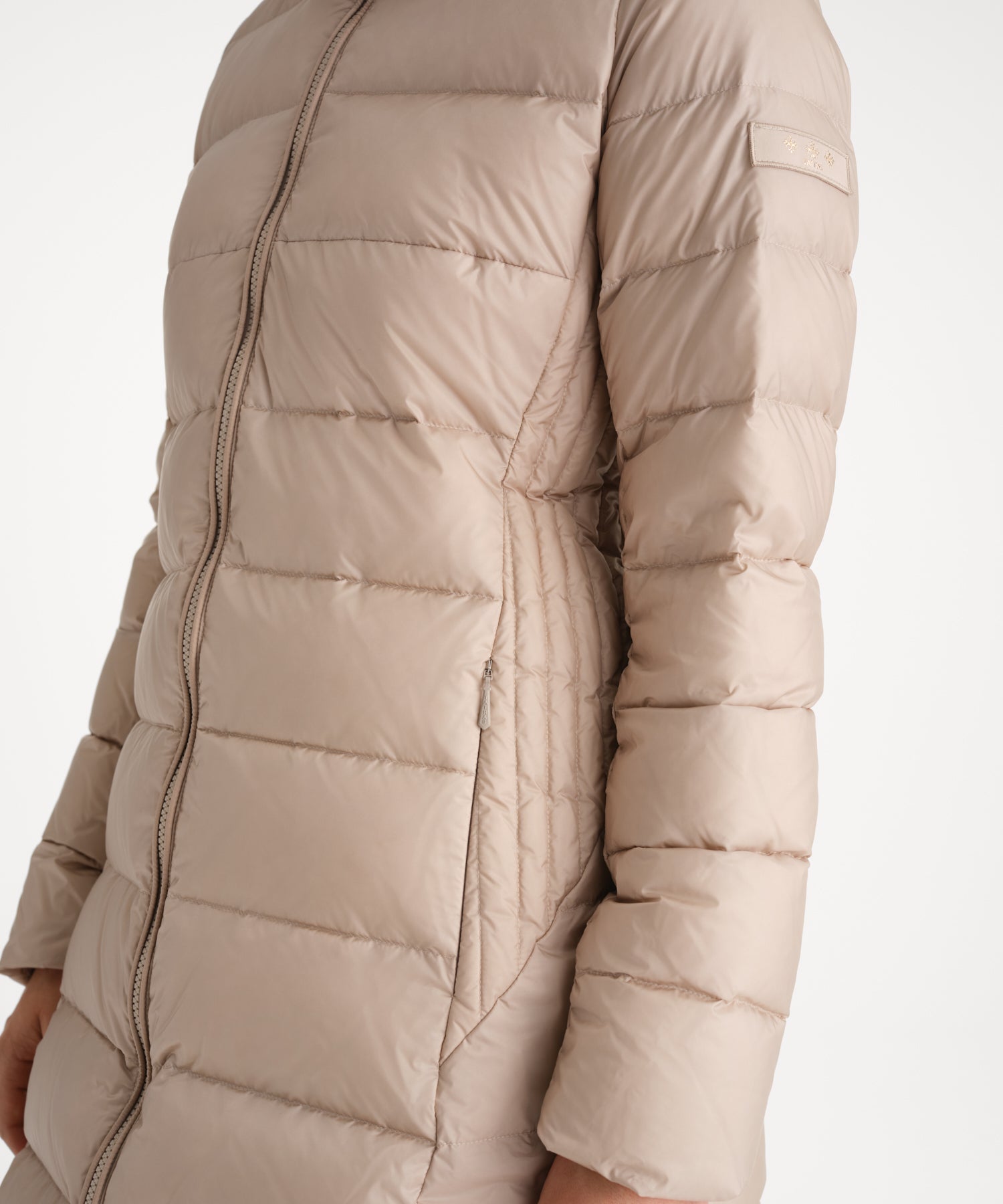 モデル身長175cm、着用サイズ2、着用カラーL.BEIGE