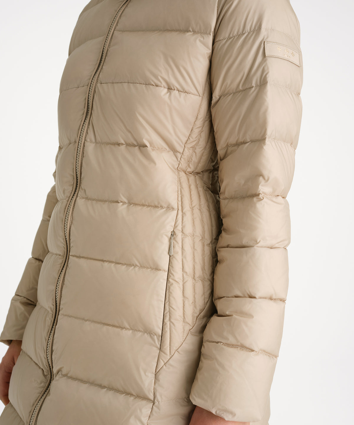 モデル身長175cm、着用サイズ2、着用カラーL.BEIGE