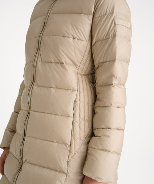 モデル身長175cm、着用サイズ2、着用カラーL.BEIGE