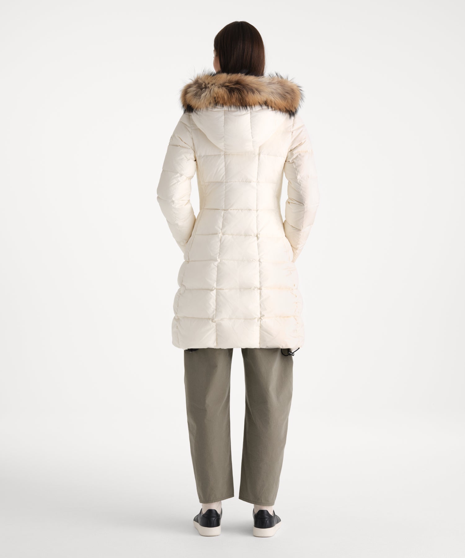 モデル身長176cm、着用サイズ2、着用カラーIVORY