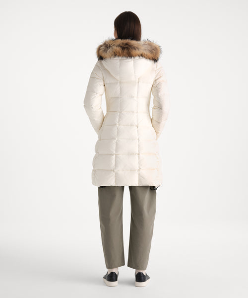 モデル身長176cm、着用サイズ2、着用カラーIVORY