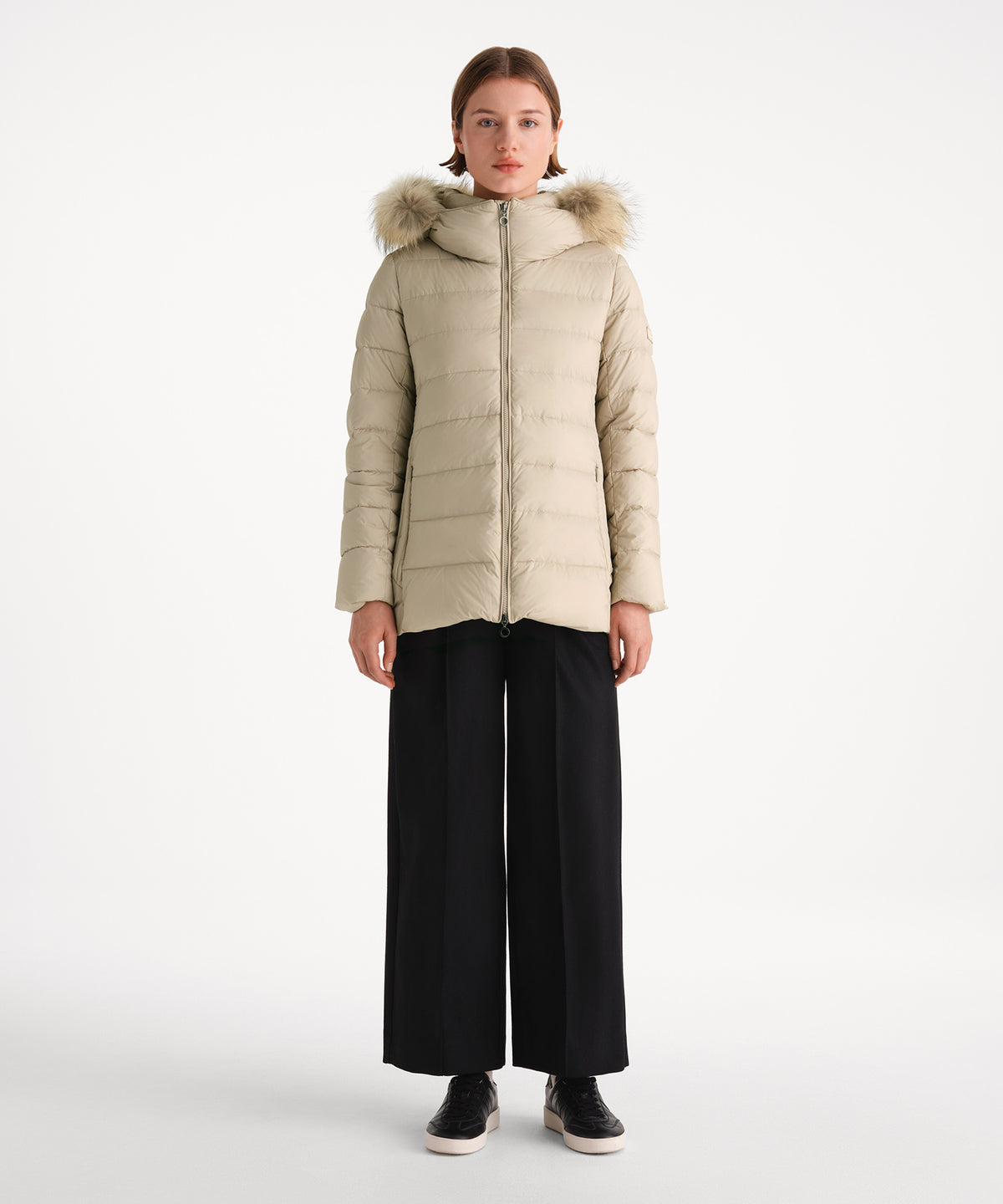 モデル身長175cm、着用サイズ2、着用カラーL.BEIGE