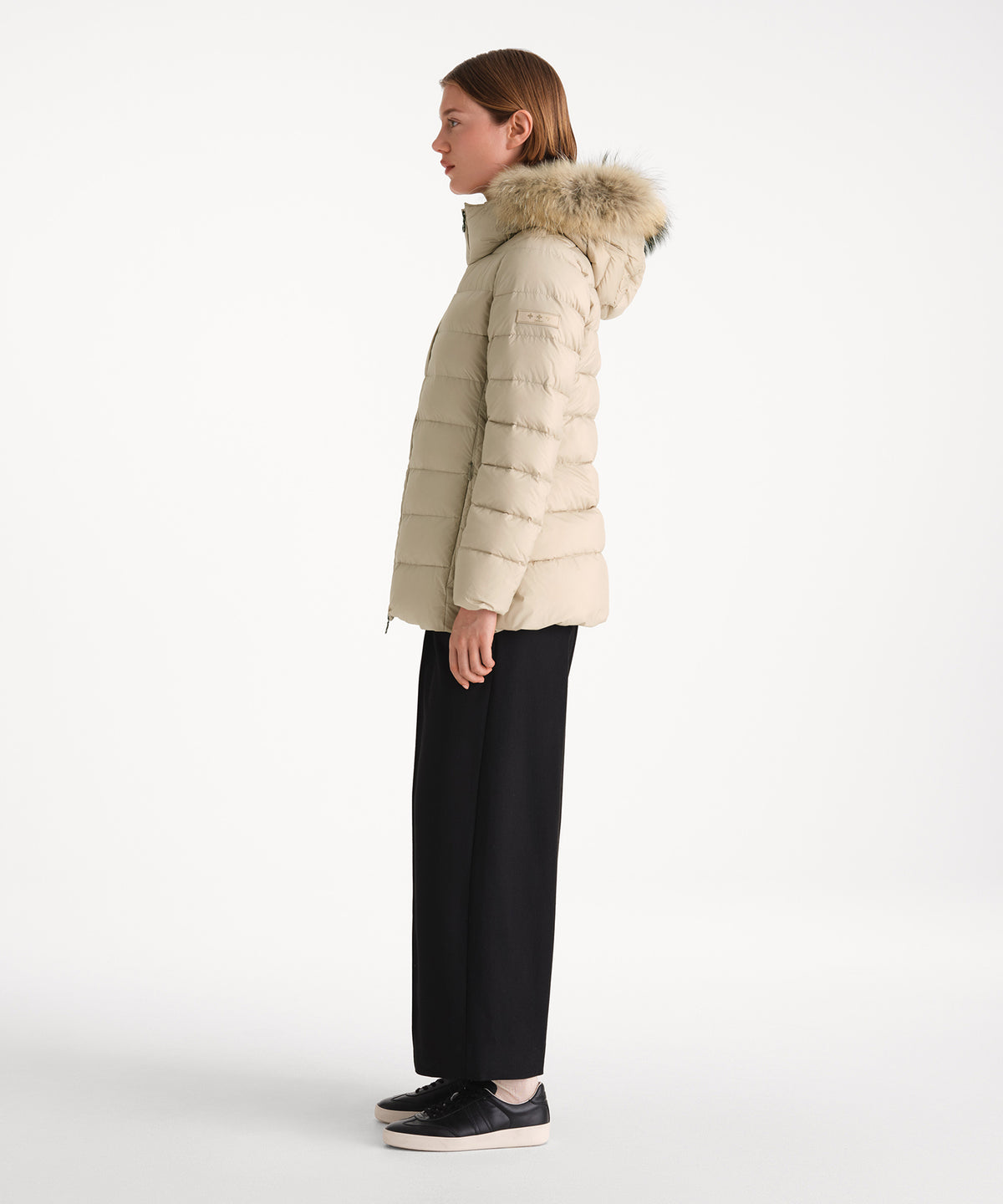 モデル身長175cm、着用サイズ2、着用カラーL.BEIGE