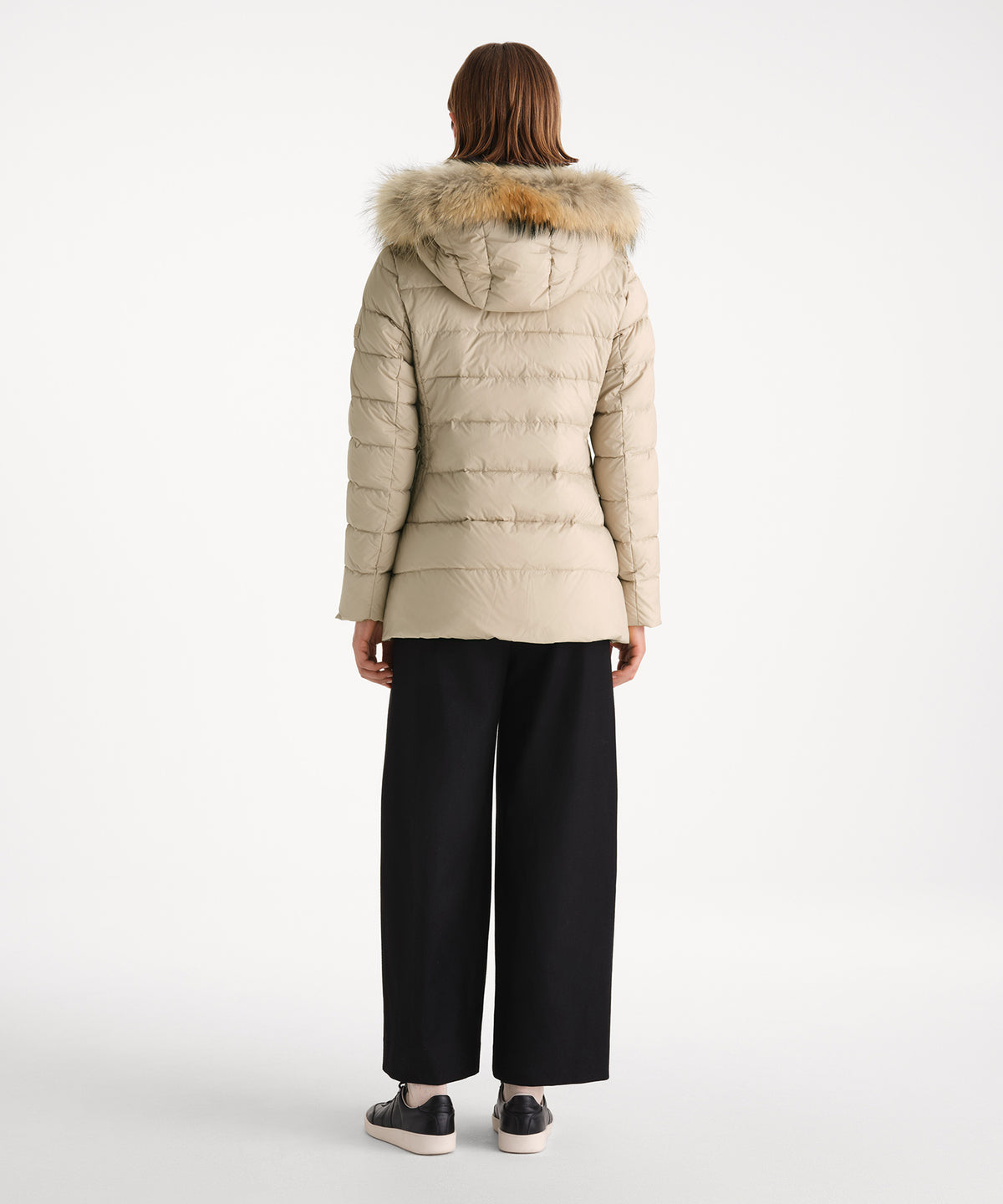 モデル身長175cm、着用サイズ2、着用カラーL.BEIGE