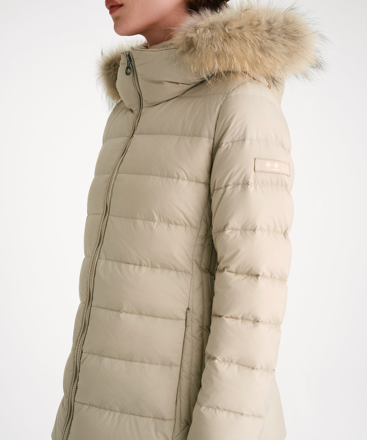 モデル身長175cm、着用サイズ2、着用カラーL.BEIGE