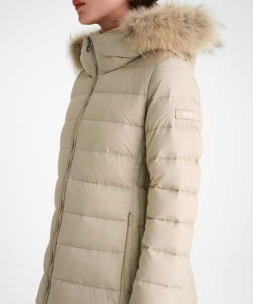 モデル身長175cm、着用サイズ2、着用カラーL.BEIGE