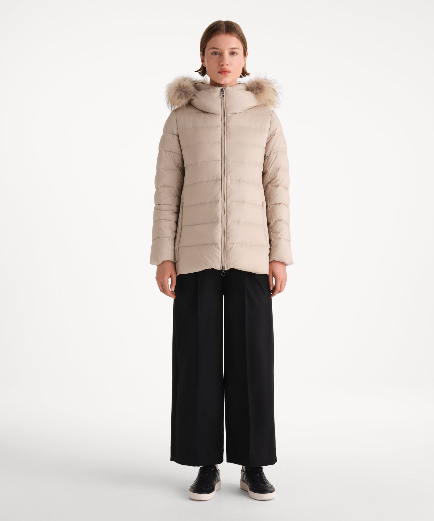 モデル身長175cm、着用サイズ2、着用カラーL.BEIGE