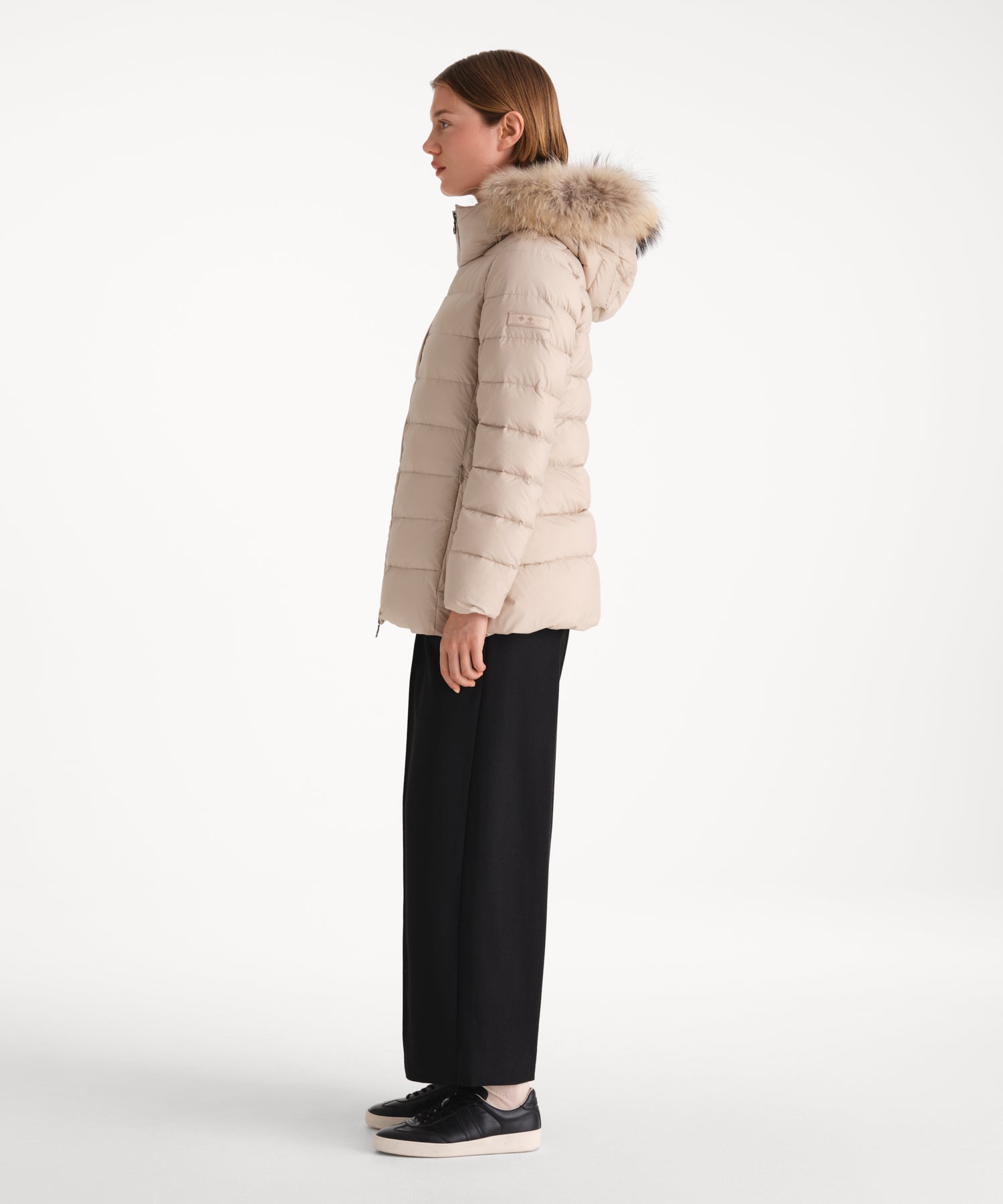 モデル身長175cm、着用サイズ2、着用カラーL.BEIGE