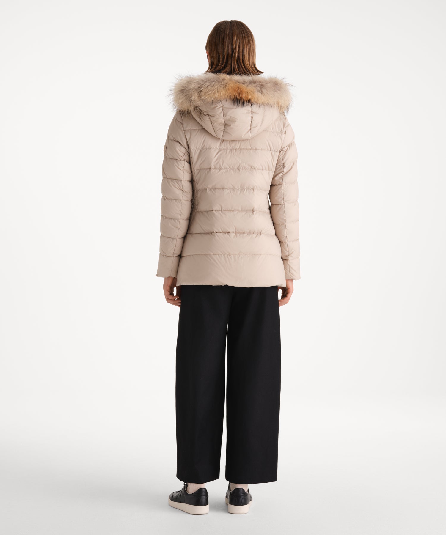 モデル身長175cm、着用サイズ2、着用カラーL.BEIGE