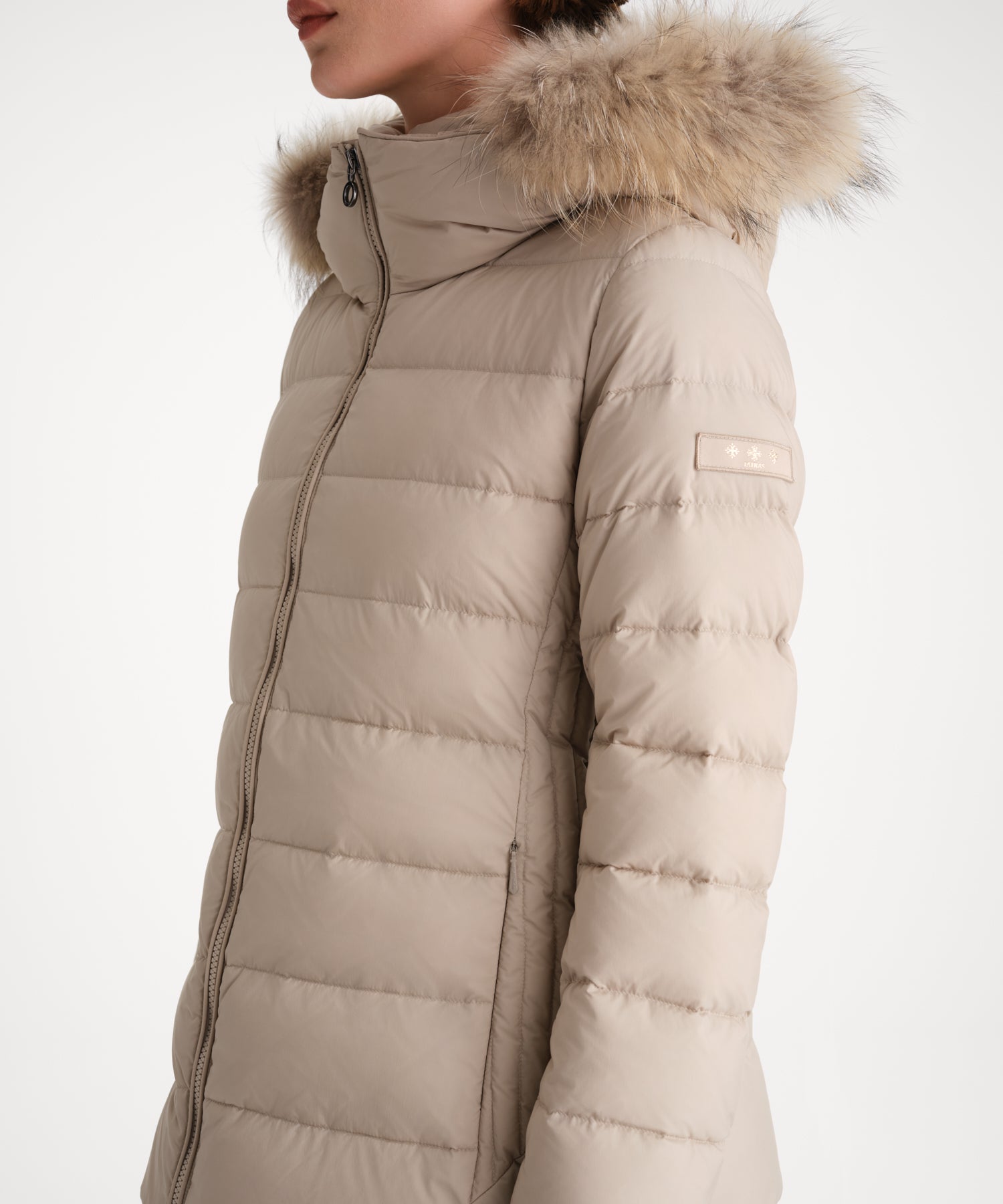 モデル身長175cm、着用サイズ2、着用カラーL.BEIGE