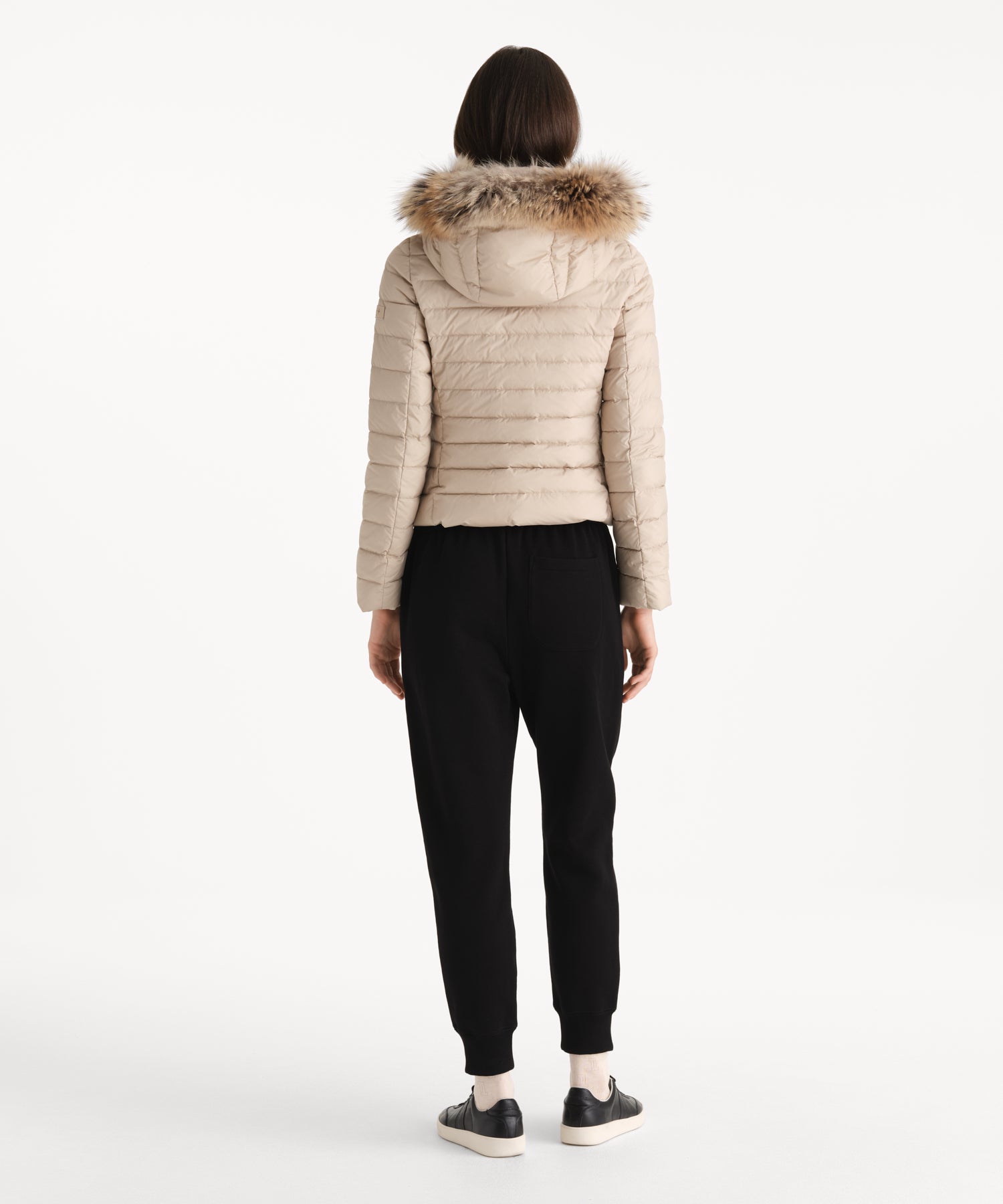モデル身長176cm、着用サイズ2、着用カラーL.BEIGE