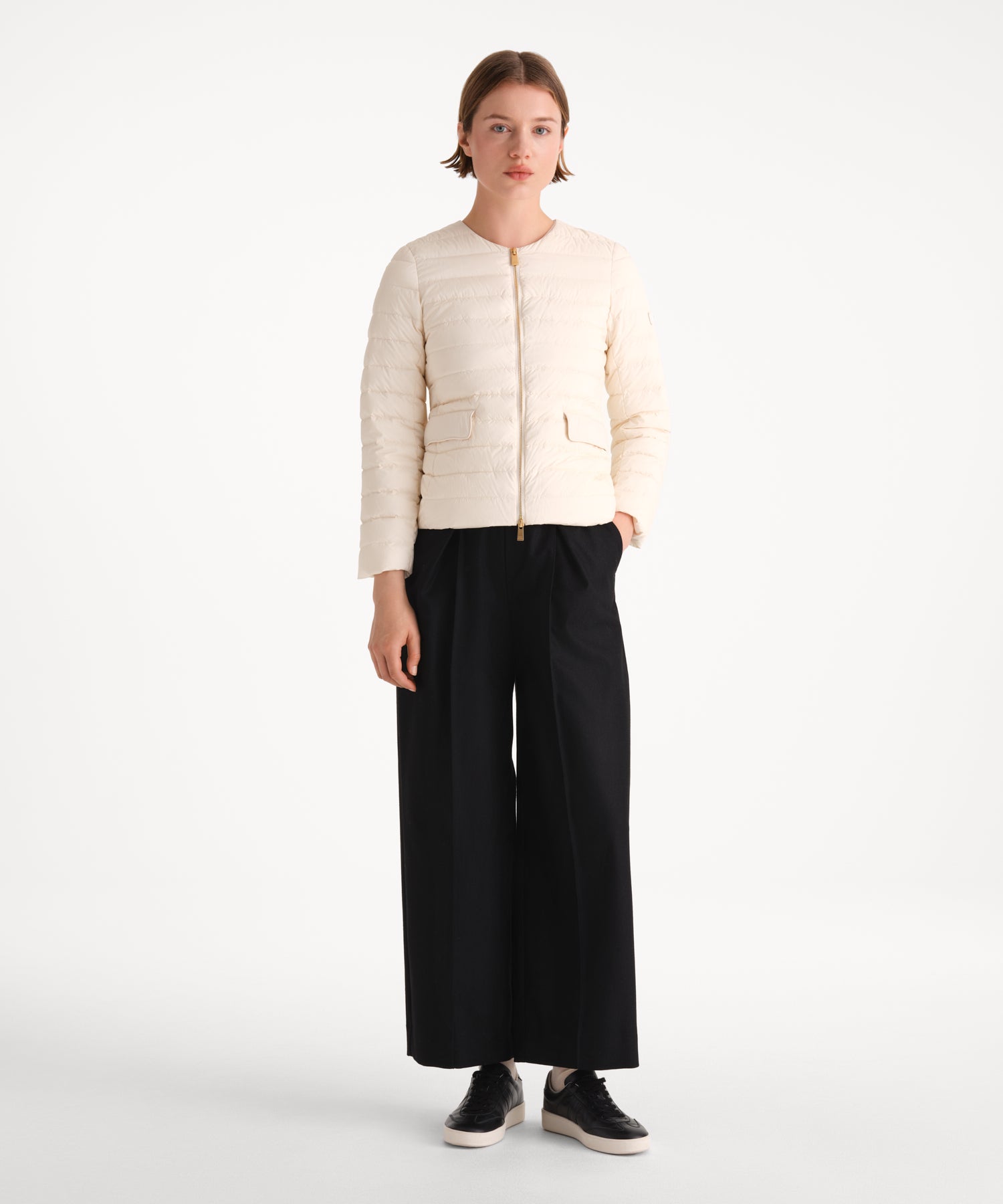 モデル身長175cm、着用サイズ2、着用カラーIVORY