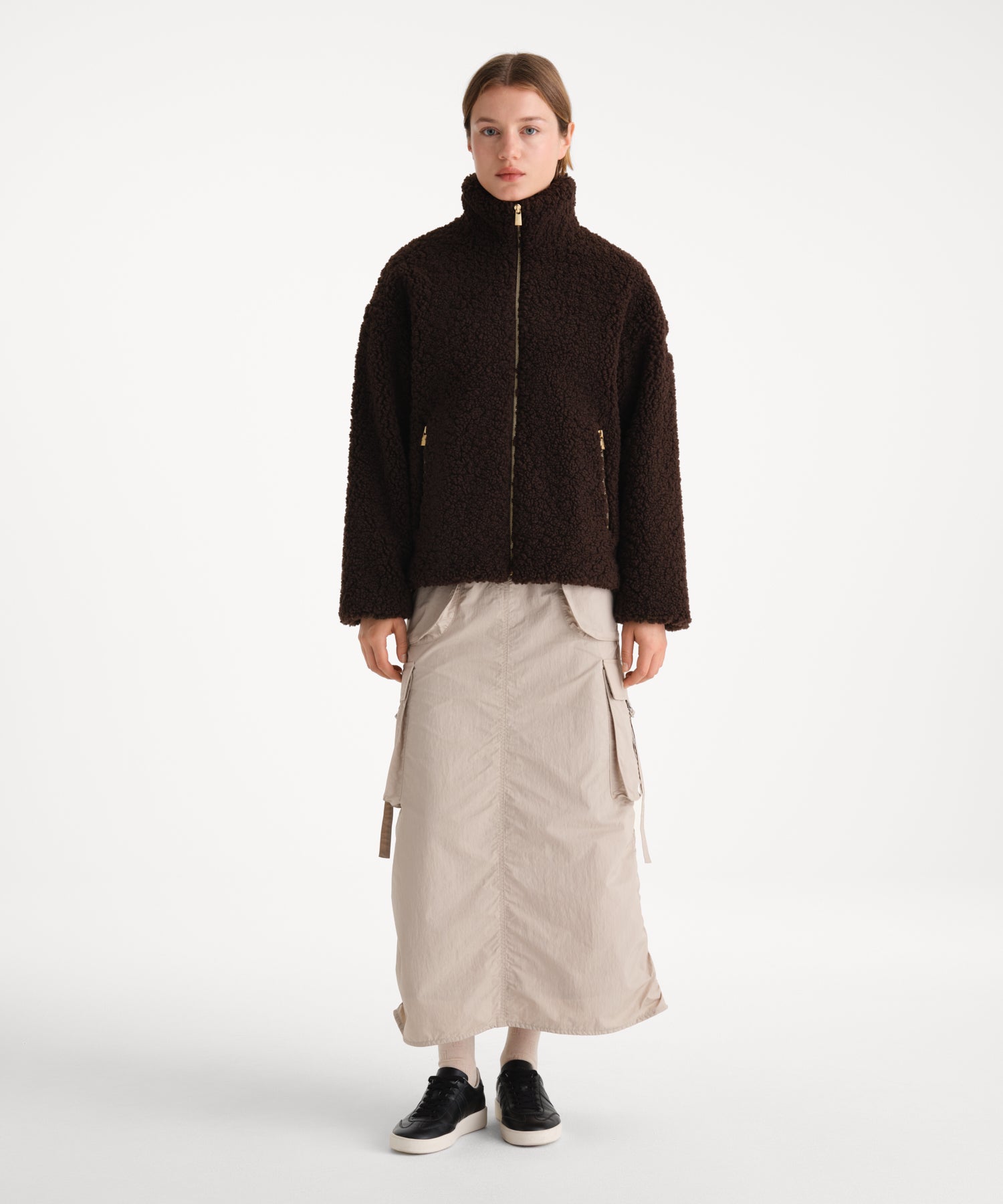 モデル身長175cm、着用サイズ2、着用カラーBROWN