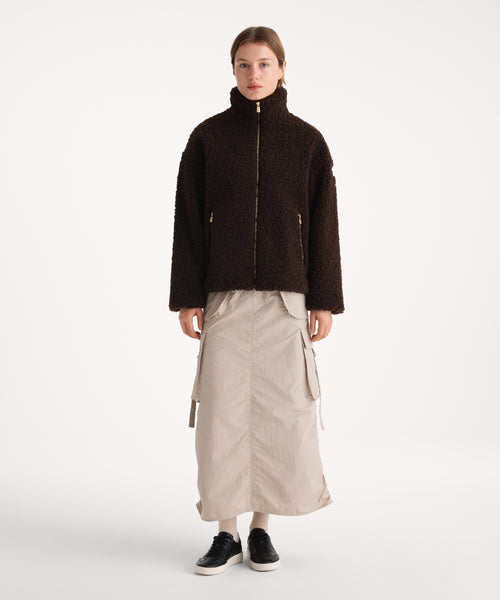 モデル身長175cm、着用サイズ2、着用カラーBROWN