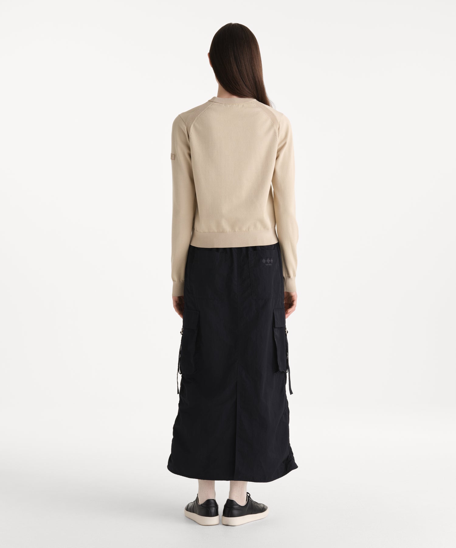 モデル身長176cm、着用サイズ2、着用カラーL.BEIGE