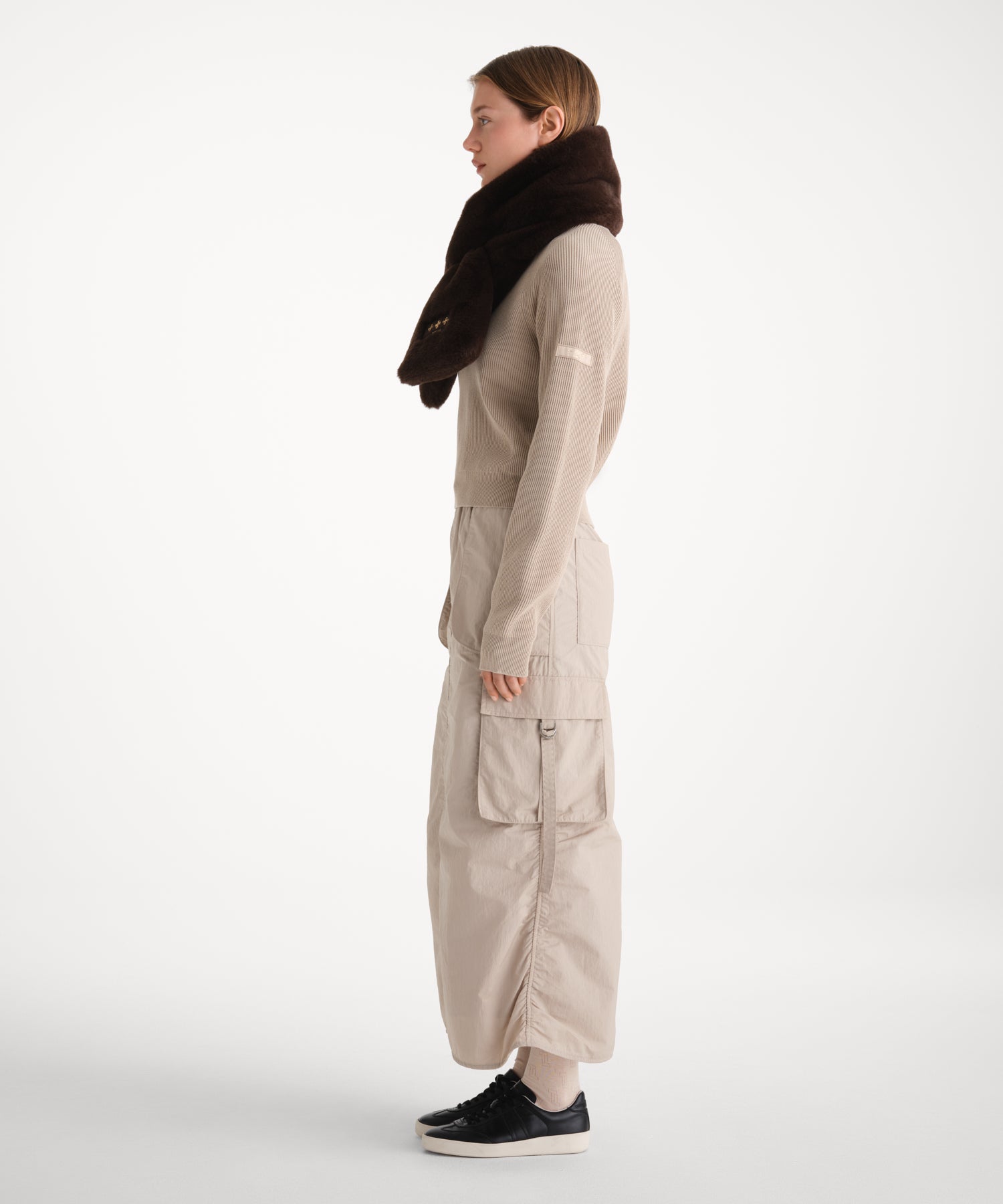 モデル身長175cm、着用サイズF、着用カラーBROWN