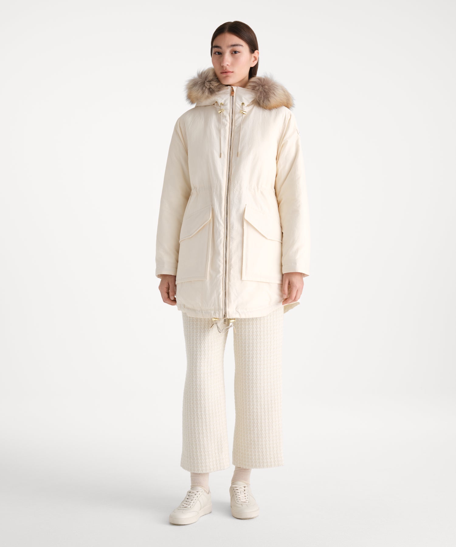 モデル身長176cm、着用サイズ2、着用カラーIVORY