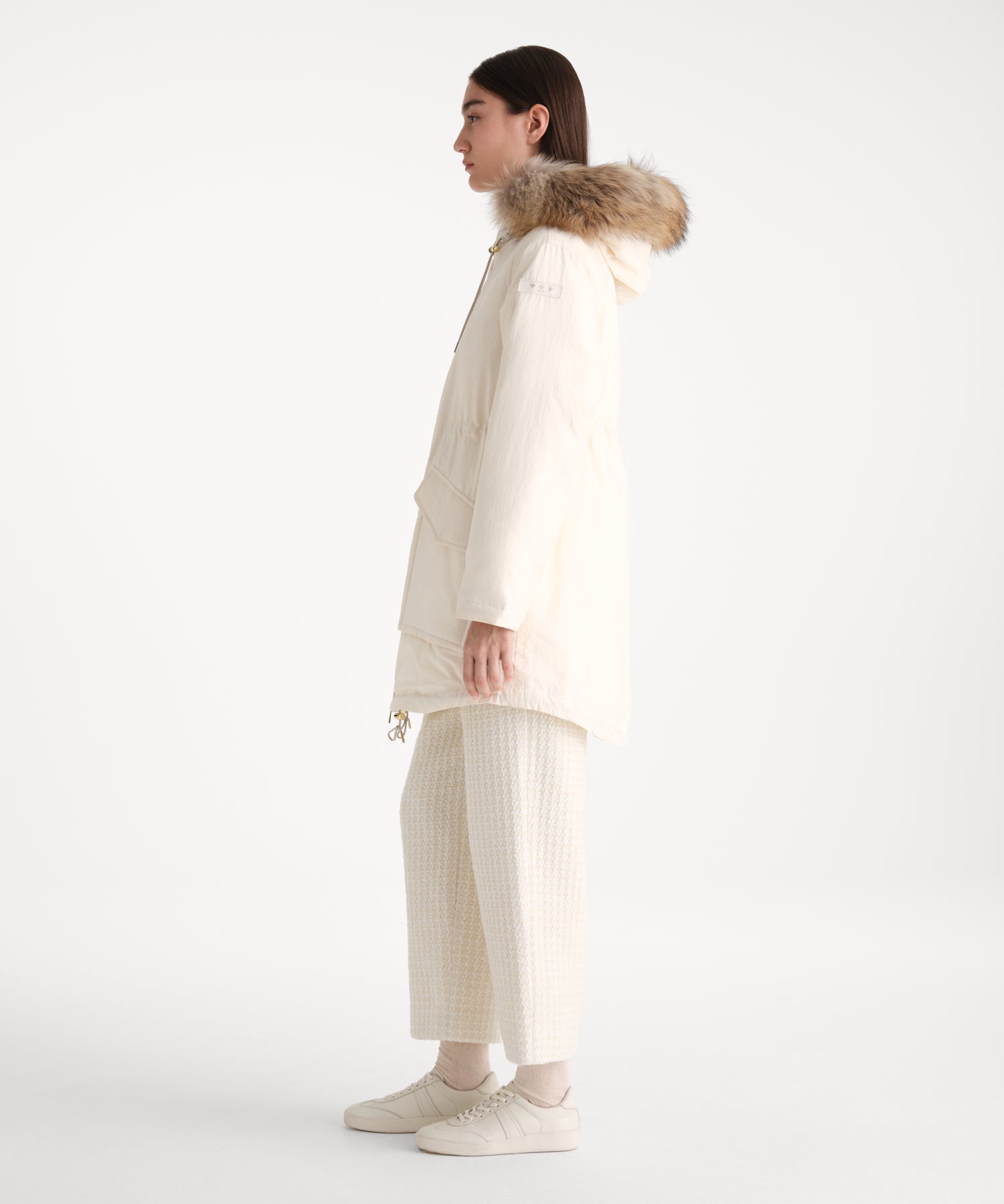 モデル身長176cm、着用サイズ2、着用カラーIVORY