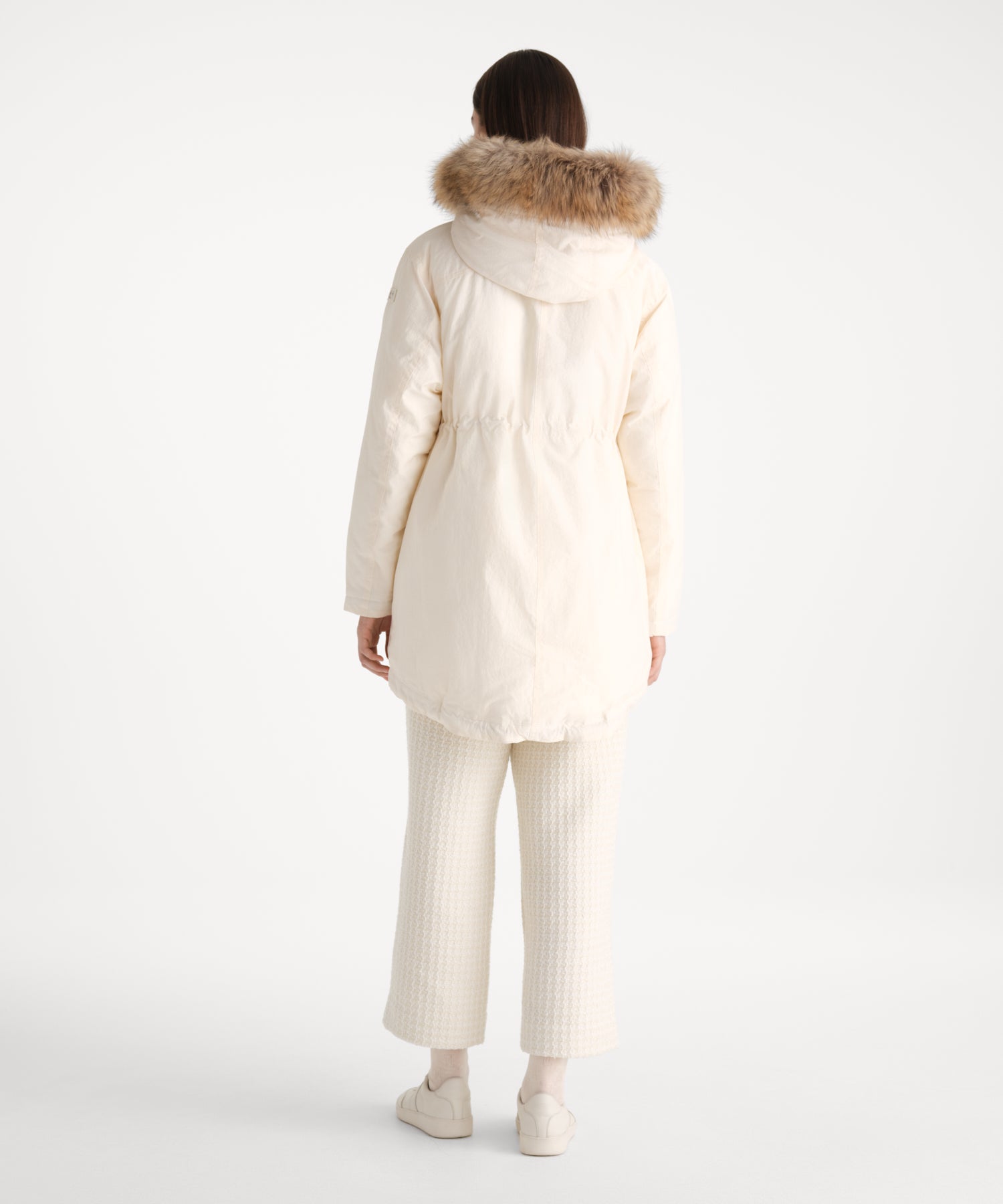 モデル身長176cm、着用サイズ2、着用カラーIVORY