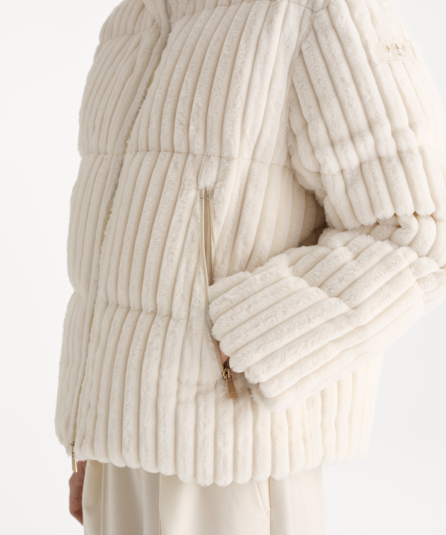 モデル身長176cm、着用サイズ2、着用カラーIVORY