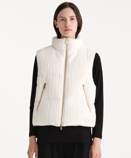 モデル身長176cm、着用サイズ2、着用カラーIVORY