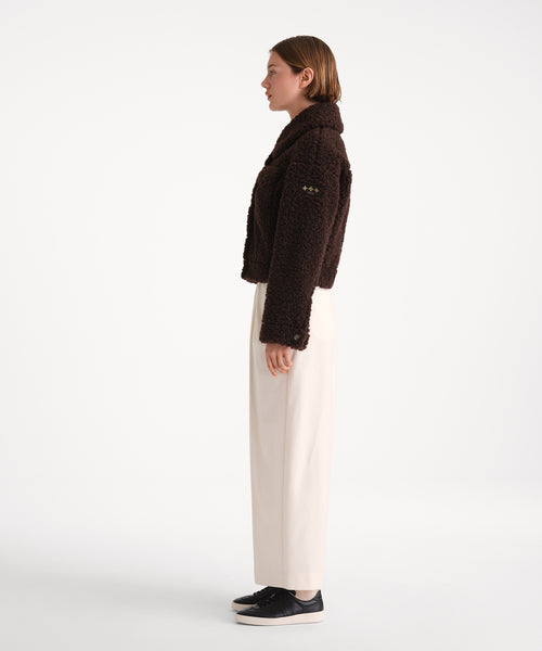 モデル身長175cm、着用サイズ2、着用カラーBROWN