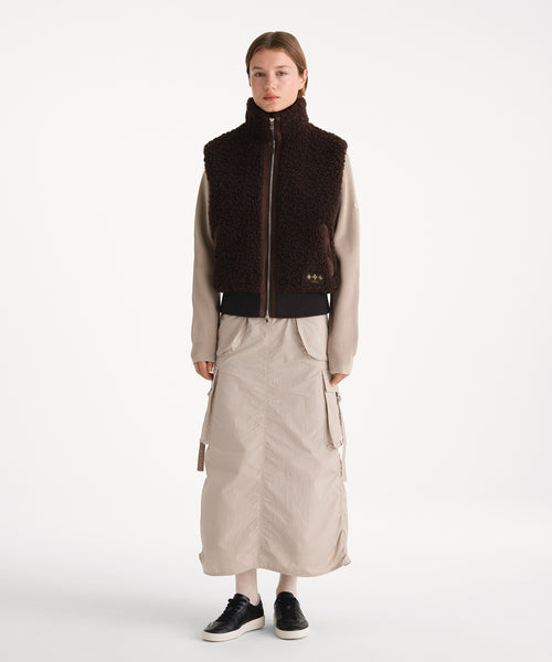 モデル身長175cm、着用サイズ2、着用カラーBROWN