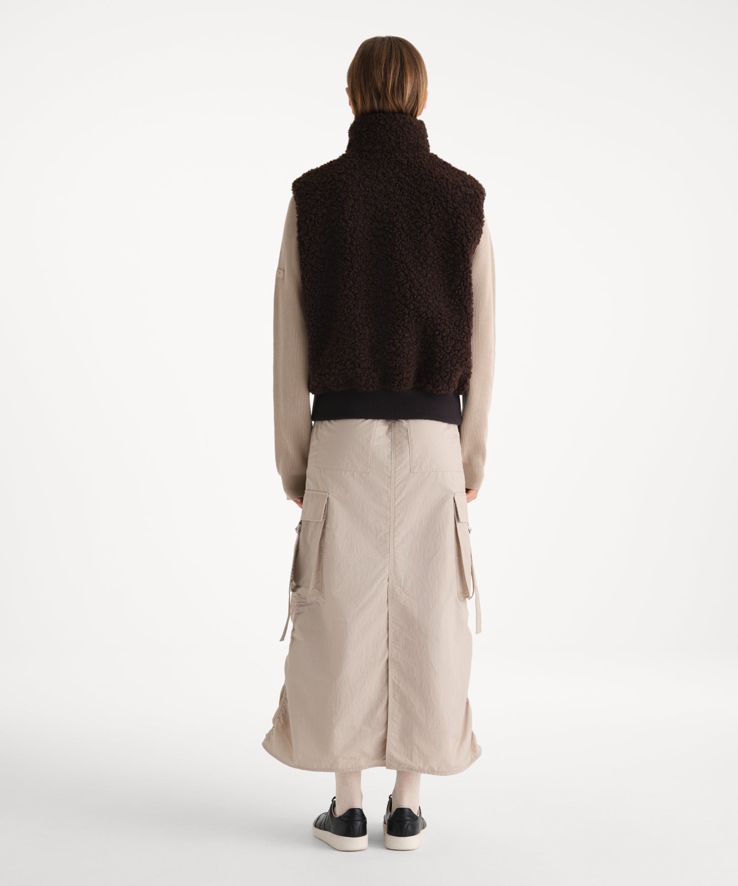 モデル身長175cm、着用サイズ2、着用カラーBROWN