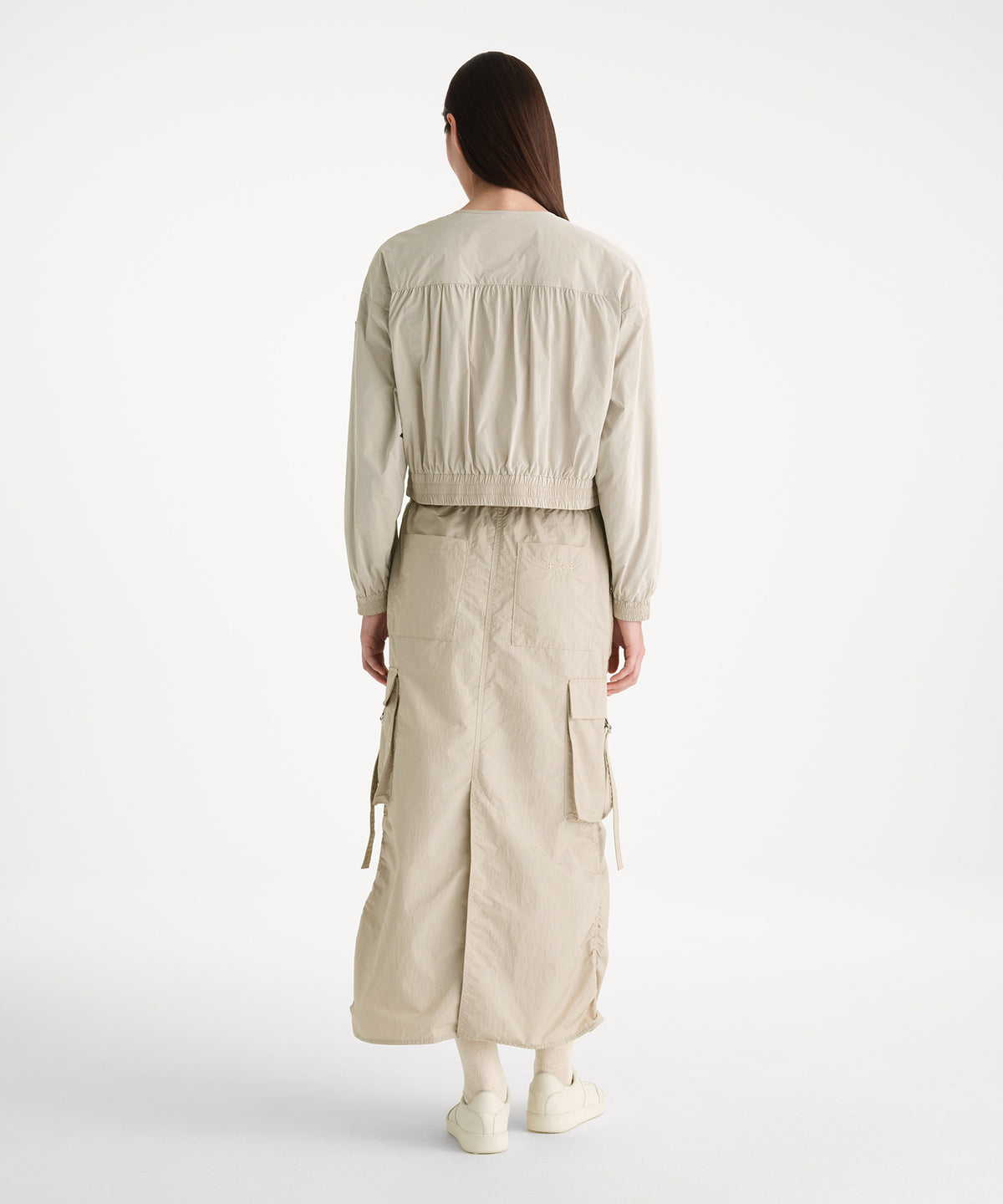 モデル身長176cm、着用サイズ2、着用カラーL.BEIGE