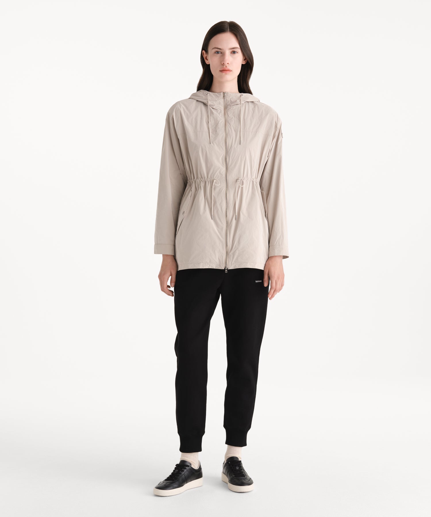 モデル身長176cm、着用サイズ2、着用カラーL.BEIGE
