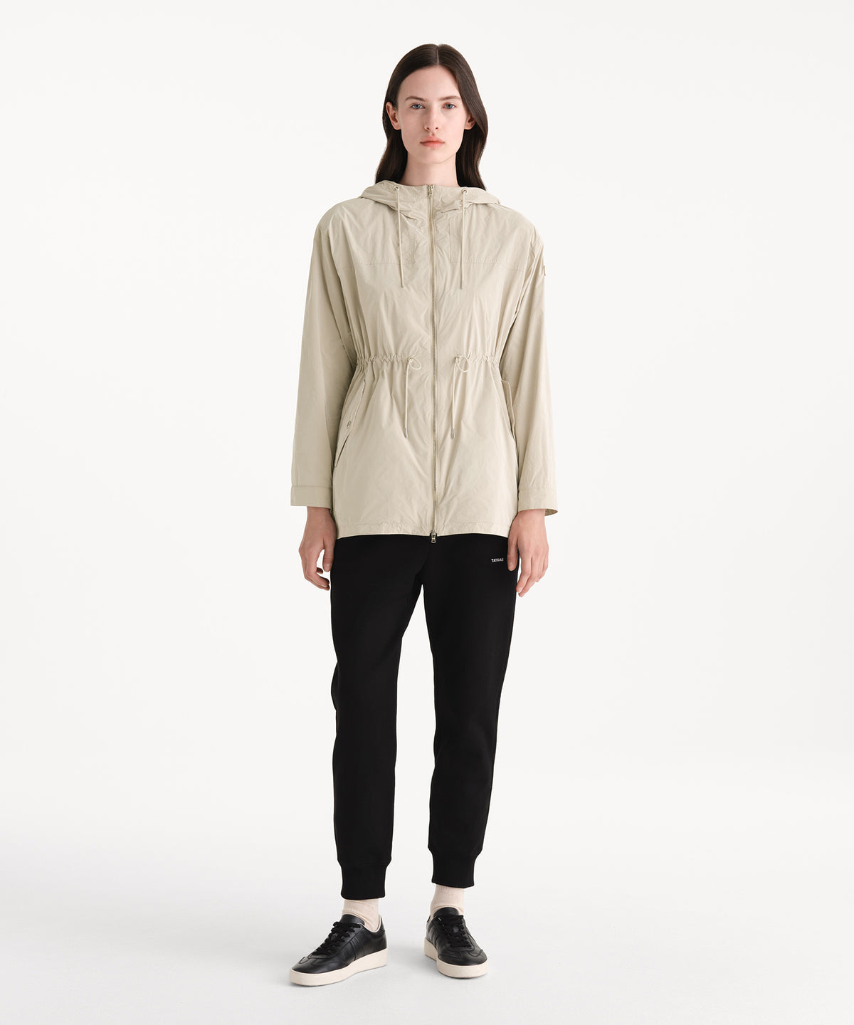 モデル身長176cm、着用サイズ2、着用カラーL.BEIGE