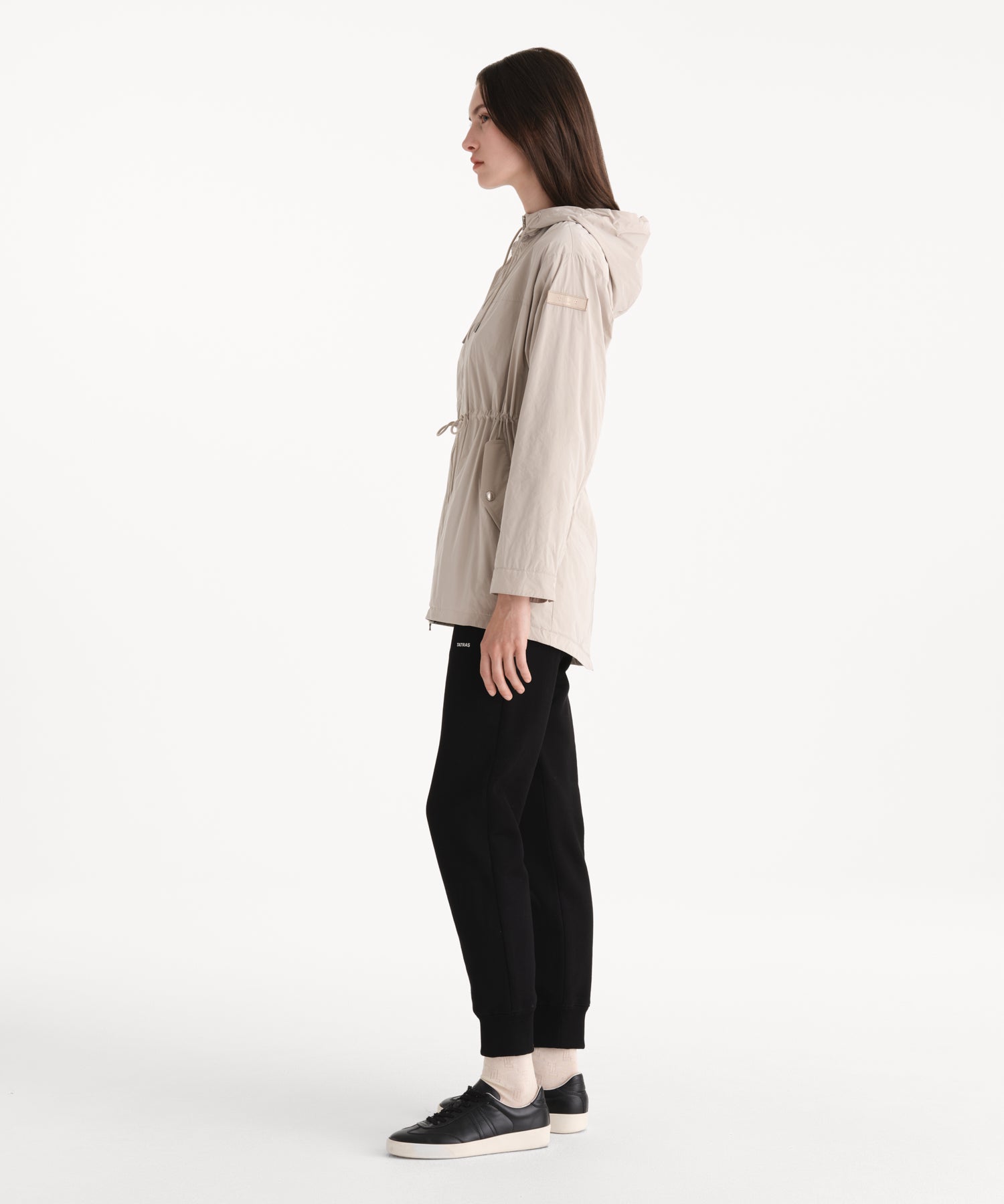 モデル身長176cm、着用サイズ2、着用カラーL.BEIGE