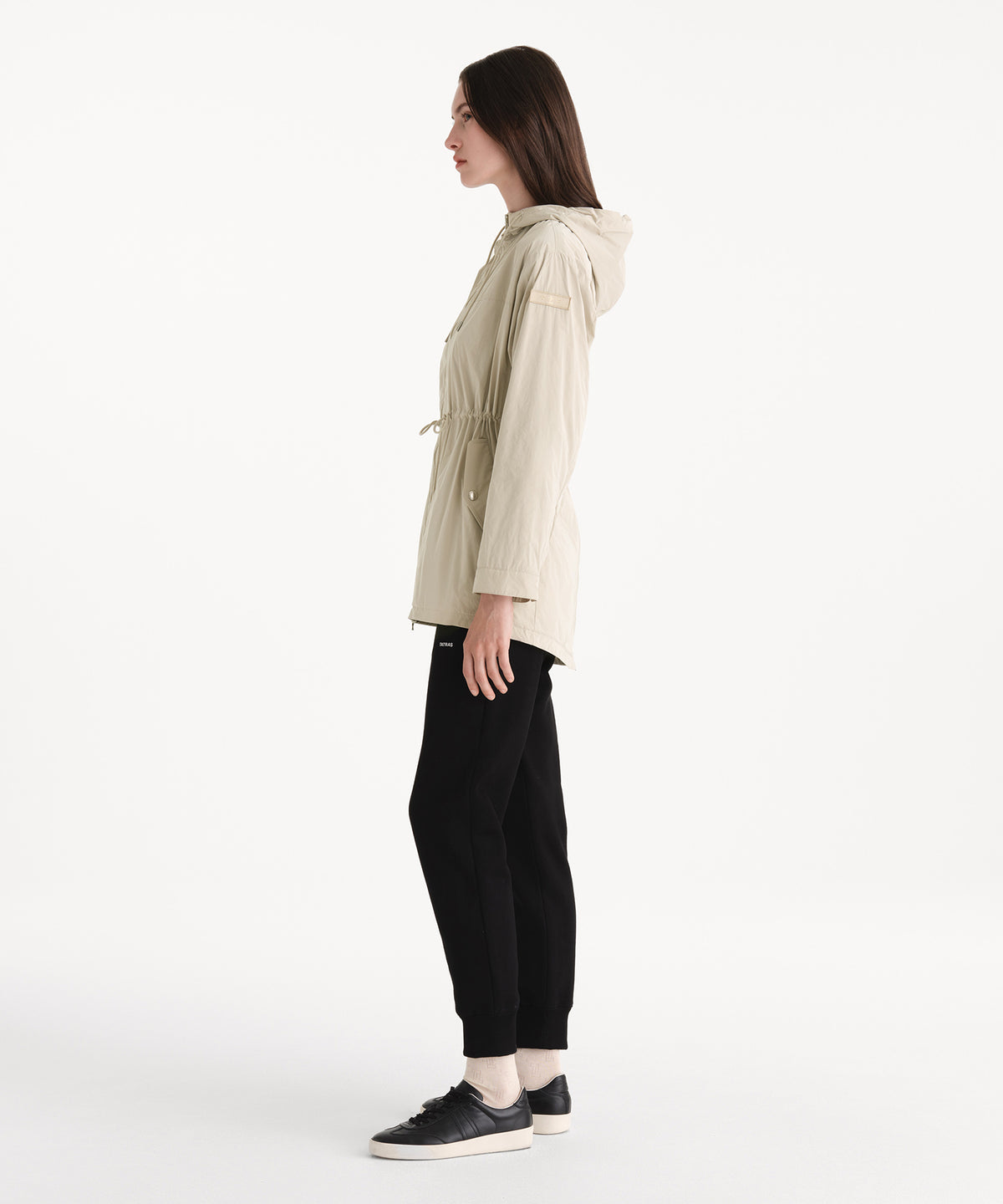 モデル身長176cm、着用サイズ2、着用カラーL.BEIGE