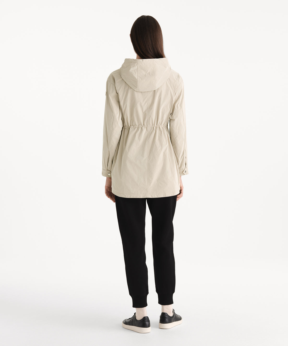モデル身長176cm、着用サイズ2、着用カラーL.BEIGE