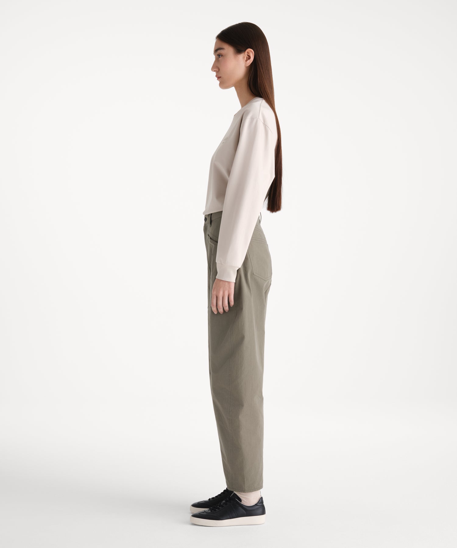 モデル身長176cm、着用サイズ2、着用カラーKHAKI
