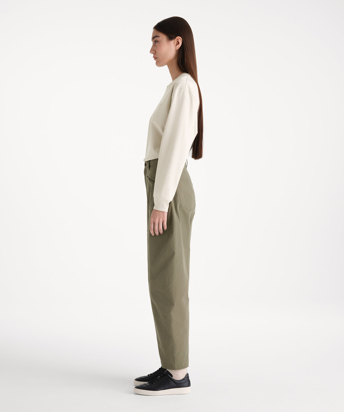 モデル身長176cm、着用サイズ2、着用カラーKHAKI