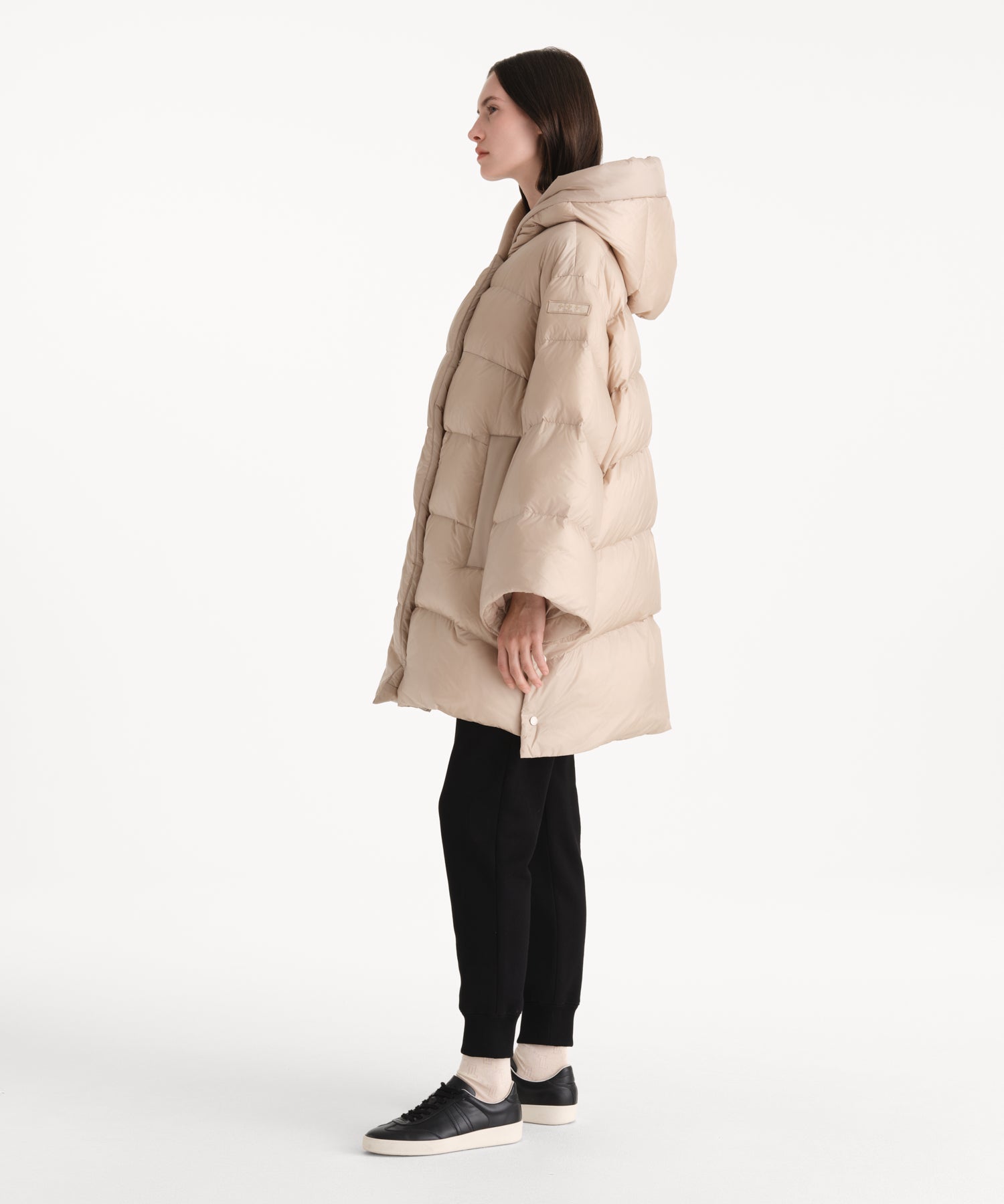 モデル身長176cm、着用サイズ2、着用カラーL.BEIGE