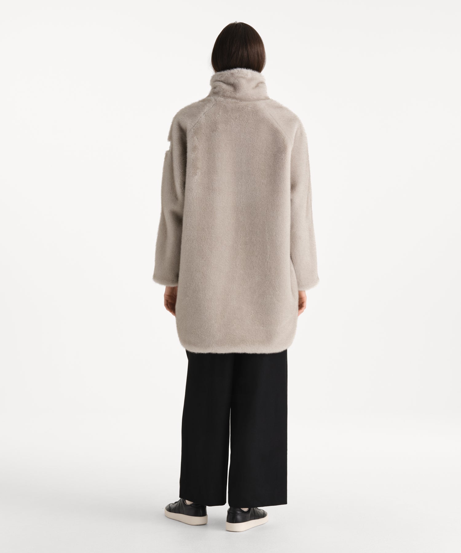 モデル身長176cm、着用サイズ2、着用カラーL.GRAY