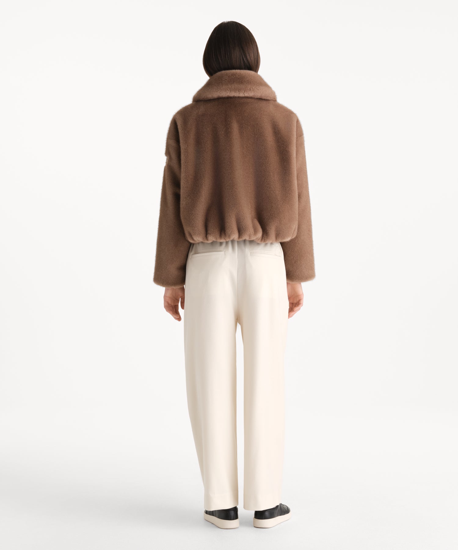 モデル身長176cm、着用サイズ2、着用カラーMOCHA