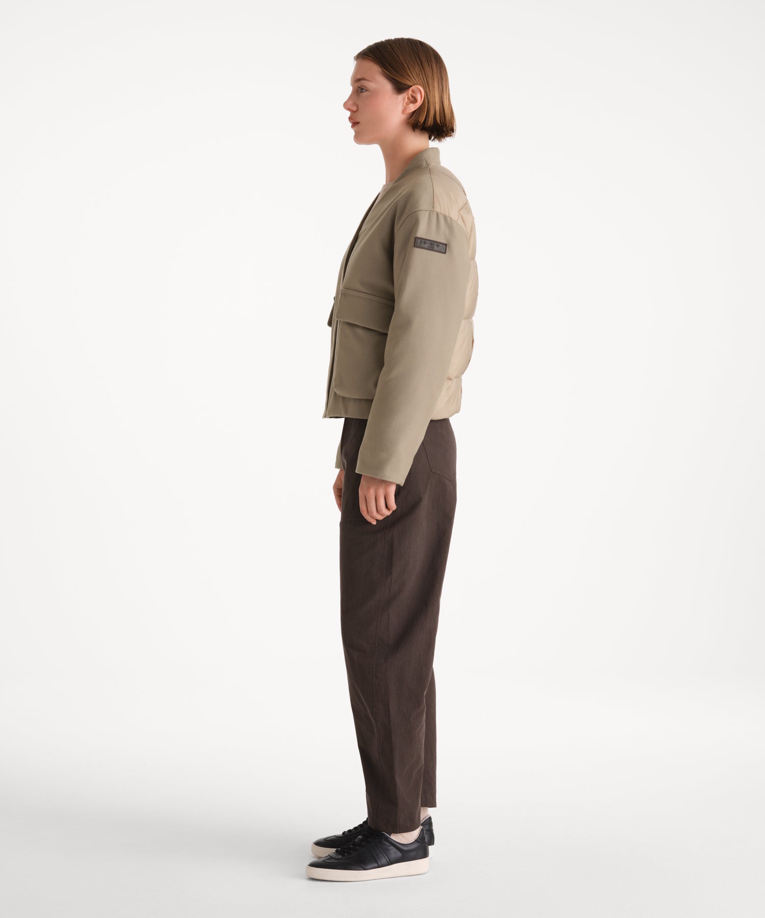 モデル身長175cm、着用サイズ2、着用カラーBEIGE