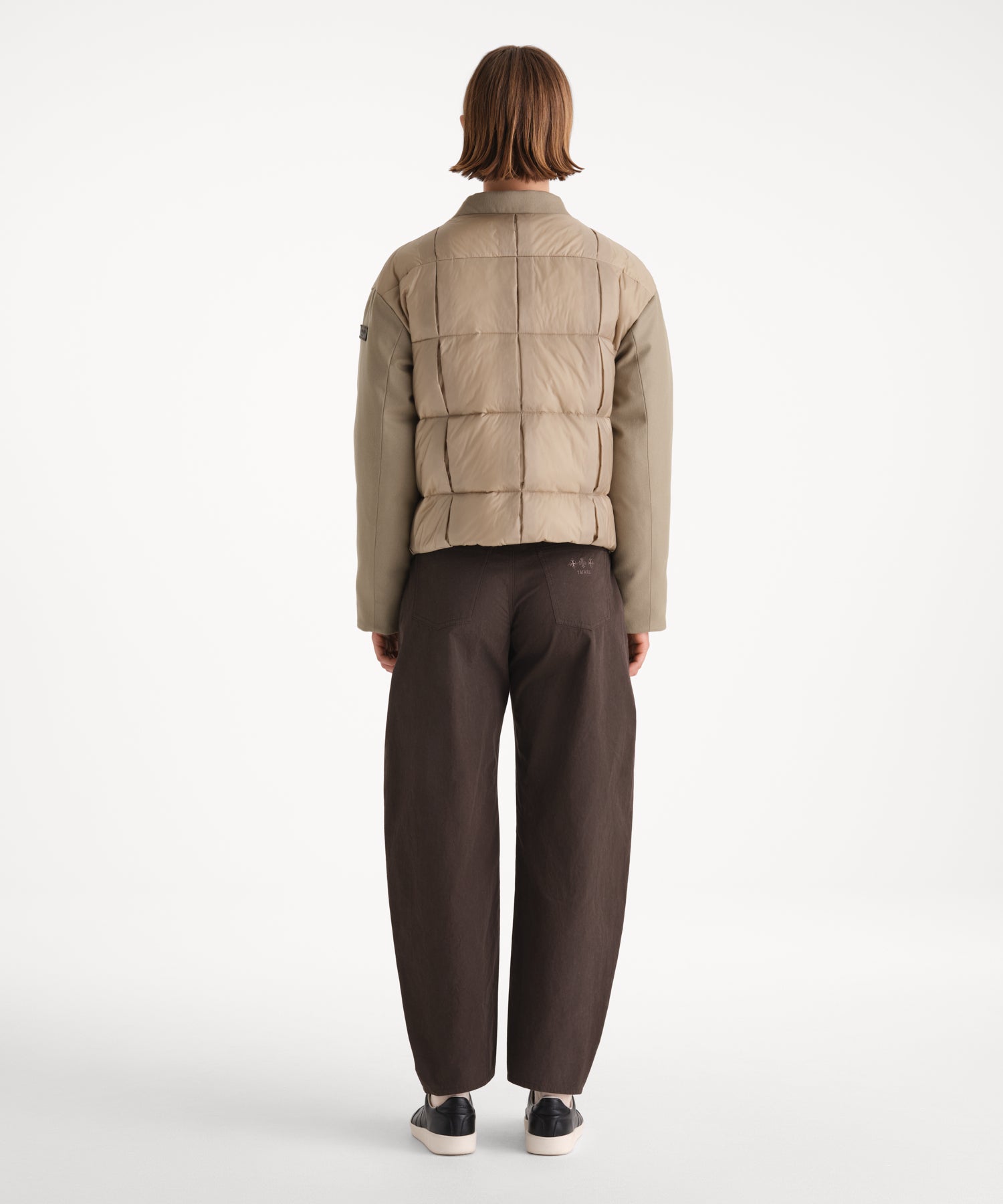 モデル身長175cm、着用サイズ2、着用カラーBEIGE