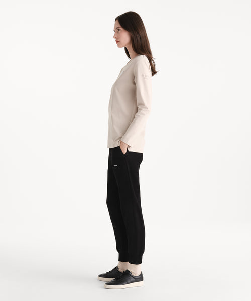 モデル身長176cm、着用サイズ2、着用カラーL.BEIGE