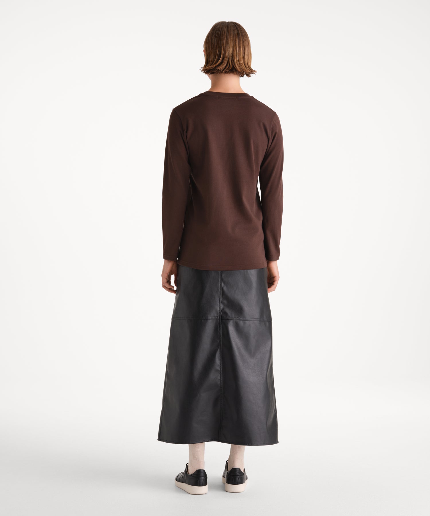 モデル身長175cm、着用サイズ2、着用カラーBROWN