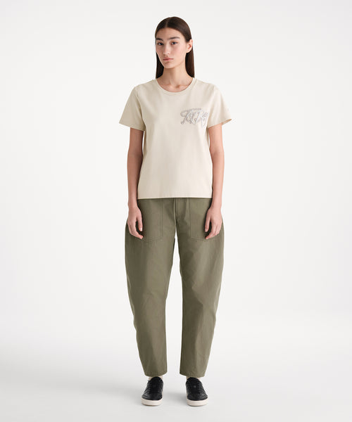 モデル身長176cm、着用サイズ2、着用カラーL.BEIGE
