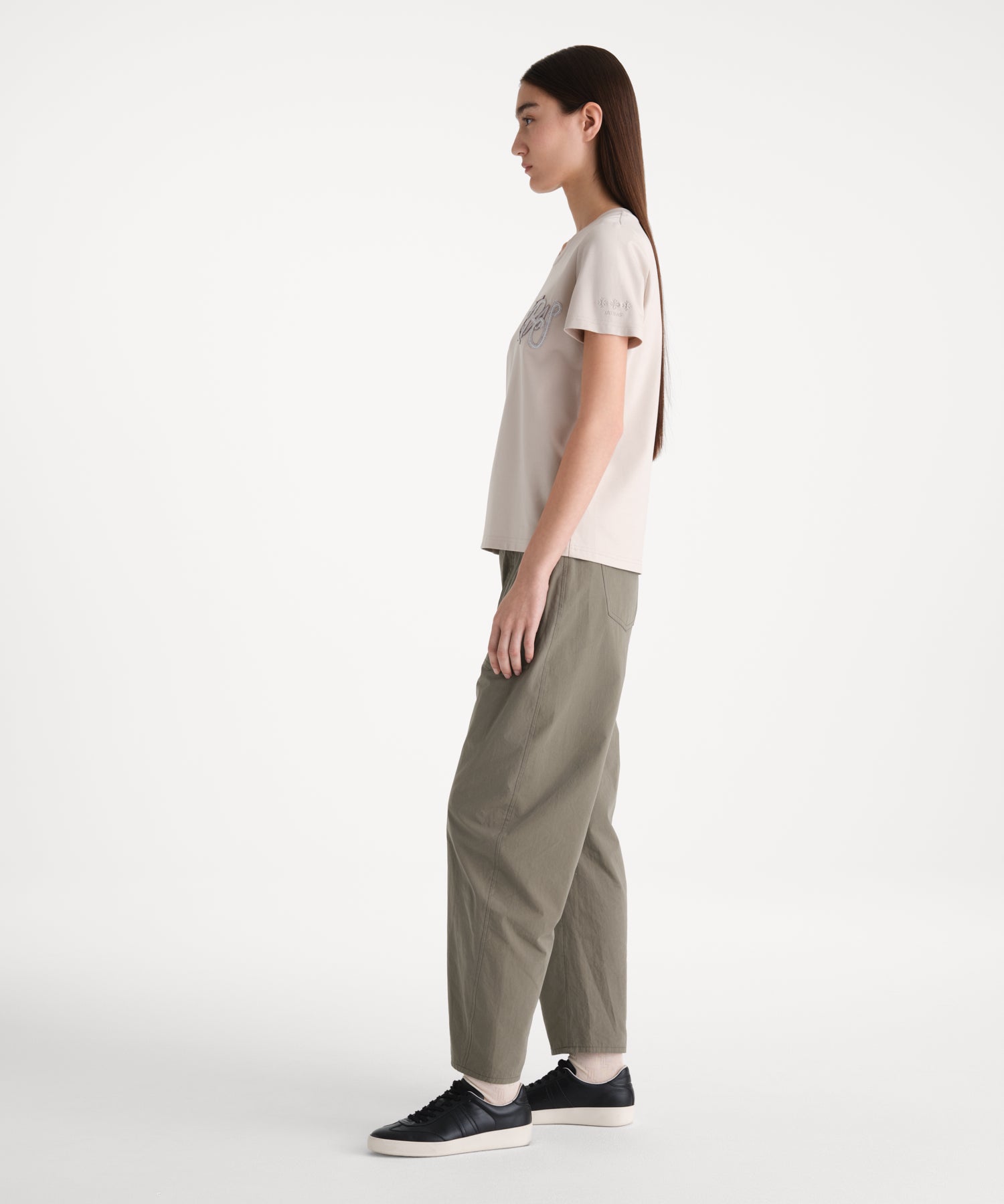 モデル身長176cm、着用サイズ2、着用カラーL.BEIGE