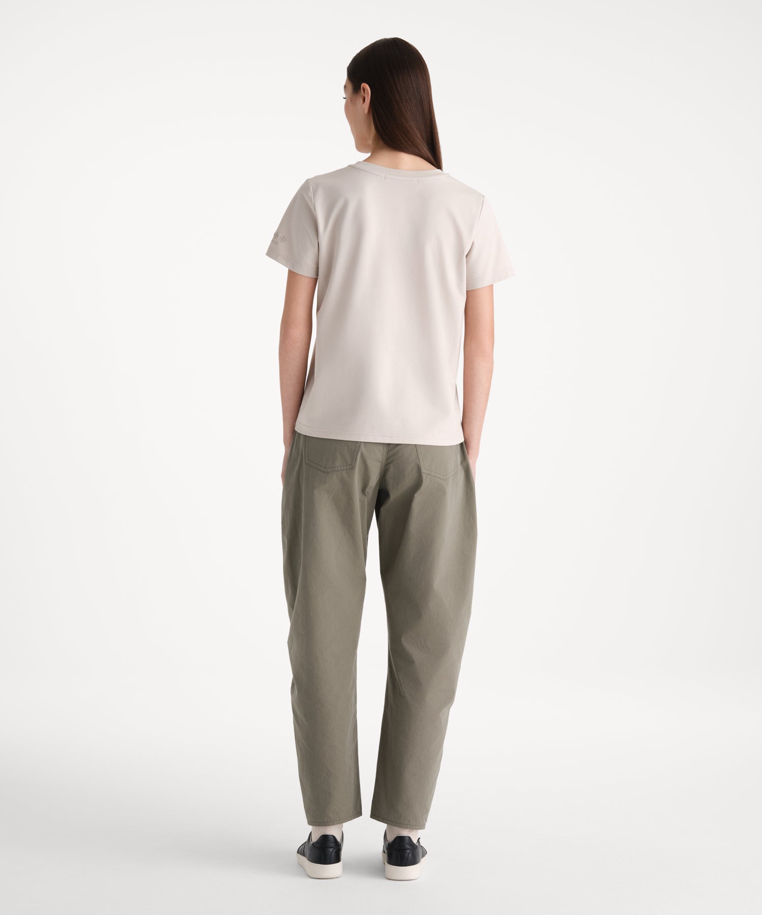 モデル身長176cm、着用サイズ2、着用カラーL.BEIGE