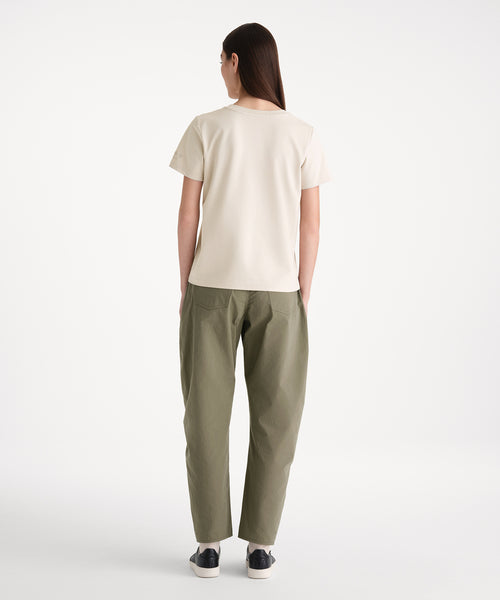モデル身長176cm、着用サイズ2、着用カラーL.BEIGE